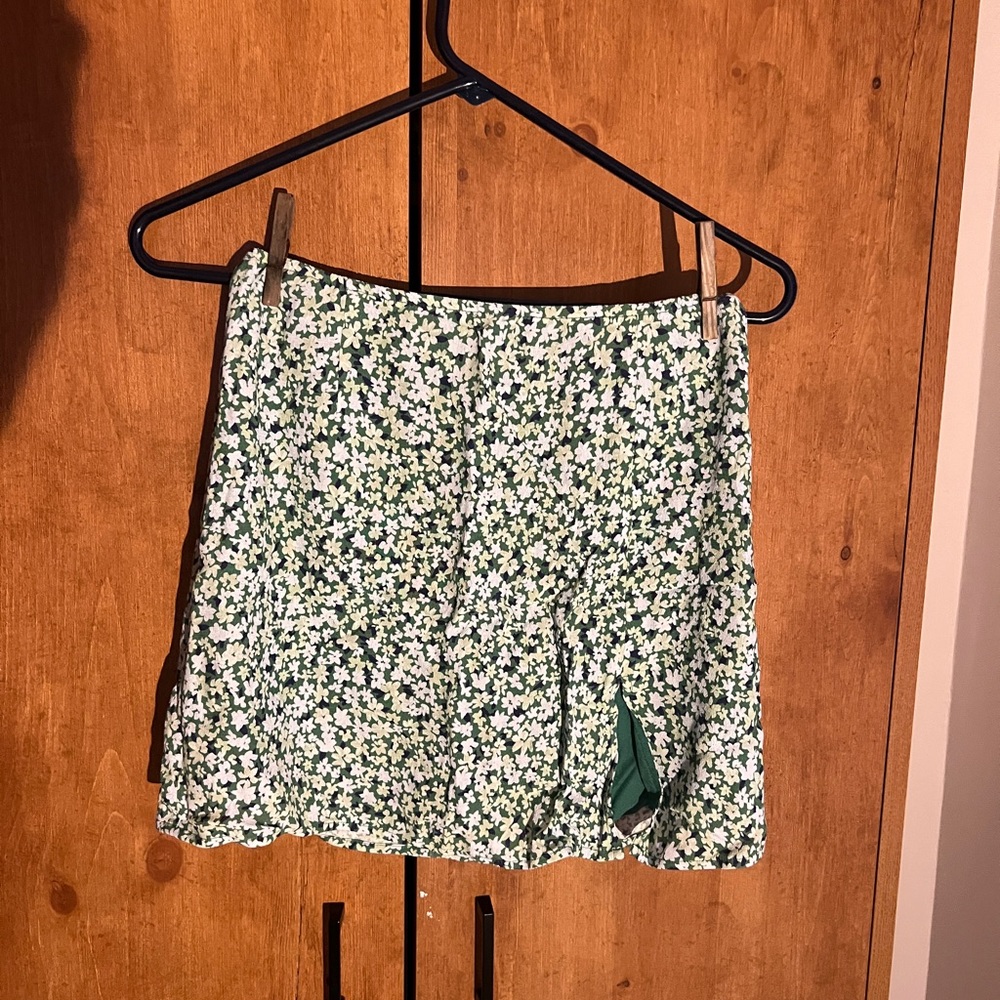 Aritzia floral skirt NWOT